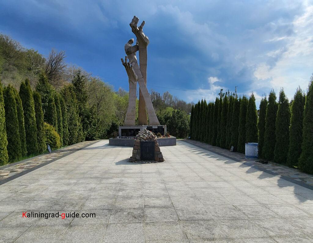 Памятник жертвам Холокоста в Янтарном
